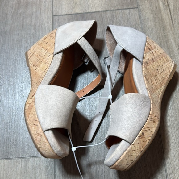 Gentle Souls by Kenneth Cole Vera Leather Wedge Sandal - Picture 9 of 11